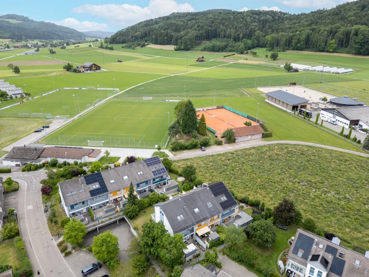 Maison de coin de 5,5 pièces avec jardin de rêve - bien entretenue et idéalement située - Photo 2 sur 16
