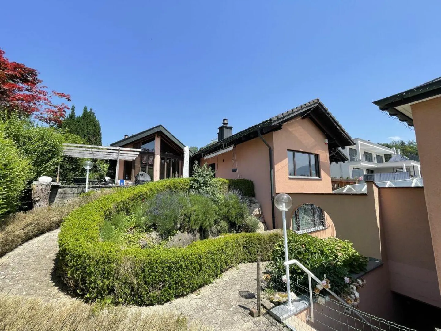 Casa intergenerazionale con 4 garage, 5 posti auto e vista mozzafiato sul lago e sulle montagne? - Foto 4 di 25