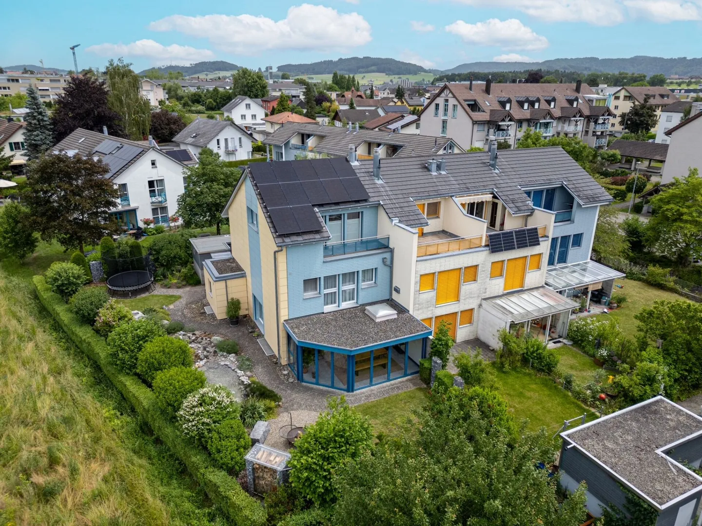 Maison de coin de 5,5 pièces avec jardin de rêve - bien entretenue et idéalement située - Photo 1 sur 16
