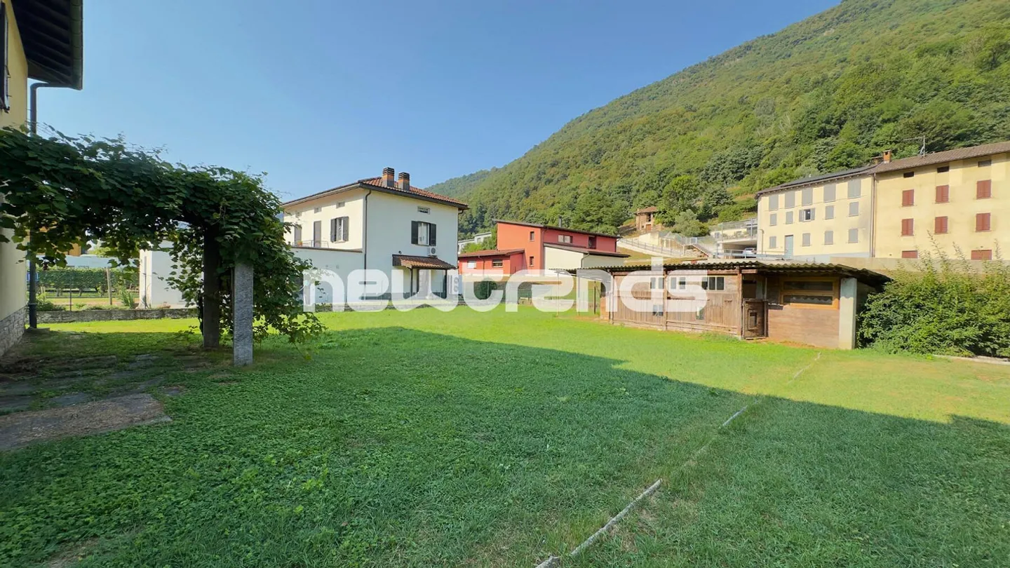 Villa with private garden and unobstructed view of the mountains - Photo 5 of 23