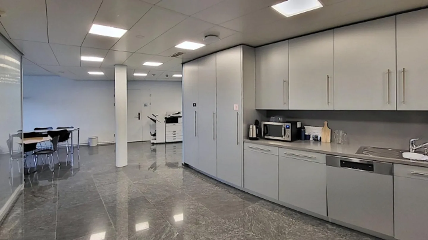 Bureaux attrayants et lumineux dans un emplacement de choix au bord du lac et à la gare - Photo 7 sur 7