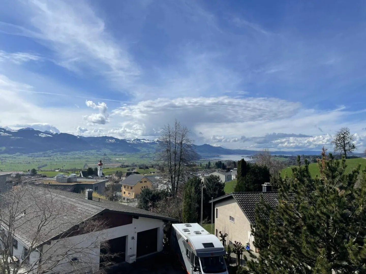 Casa intergenerazionale con 4 garage, 5 posti auto e vista mozzafiato sul lago e sulle montagne? - Foto 7 di 25