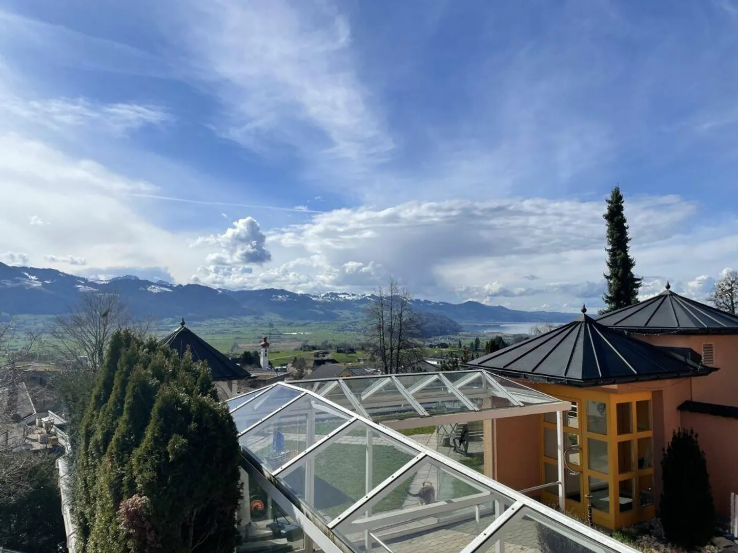 Casa intergenerazionale con 4 garage, 5 posti auto e vista mozzafiato sul lago e sulle montagne? - Foto 8 di 25
