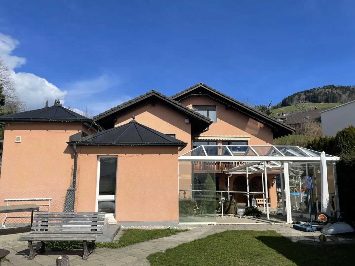 Casa intergenerazionale con 4 garage, 5 posti auto e vista mozzafiato sul lago e sulle montagne? - Foto 9 di 25
