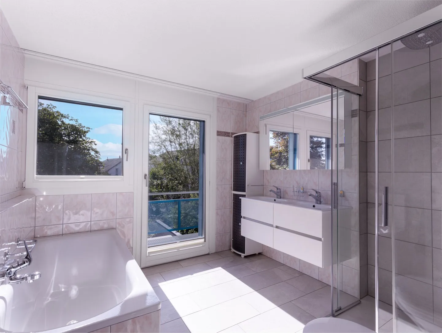 Maison de coin de 5,5 pièces avec jardin de rêve - bien entretenue et idéalement située - Photo 10 sur 16