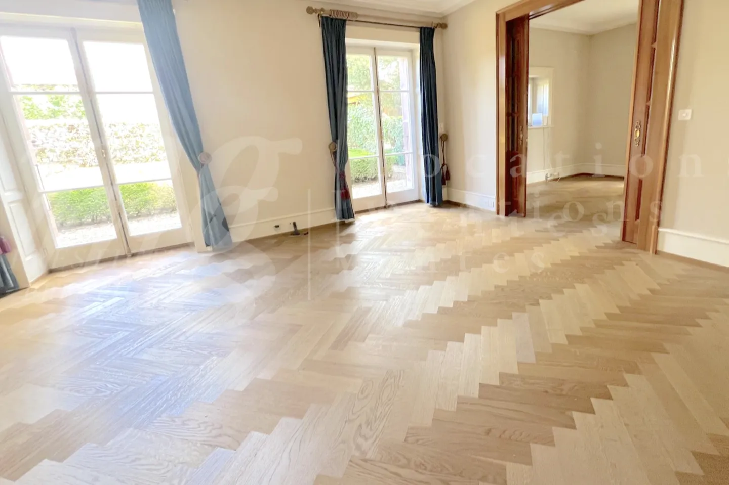 MAGNIFICA PROPRIETA' PADRONALE DI 15 STANZE - CIRCA 600 M2 - GIARDINO CON GRANDE PISCINA - Foto 3 di 10