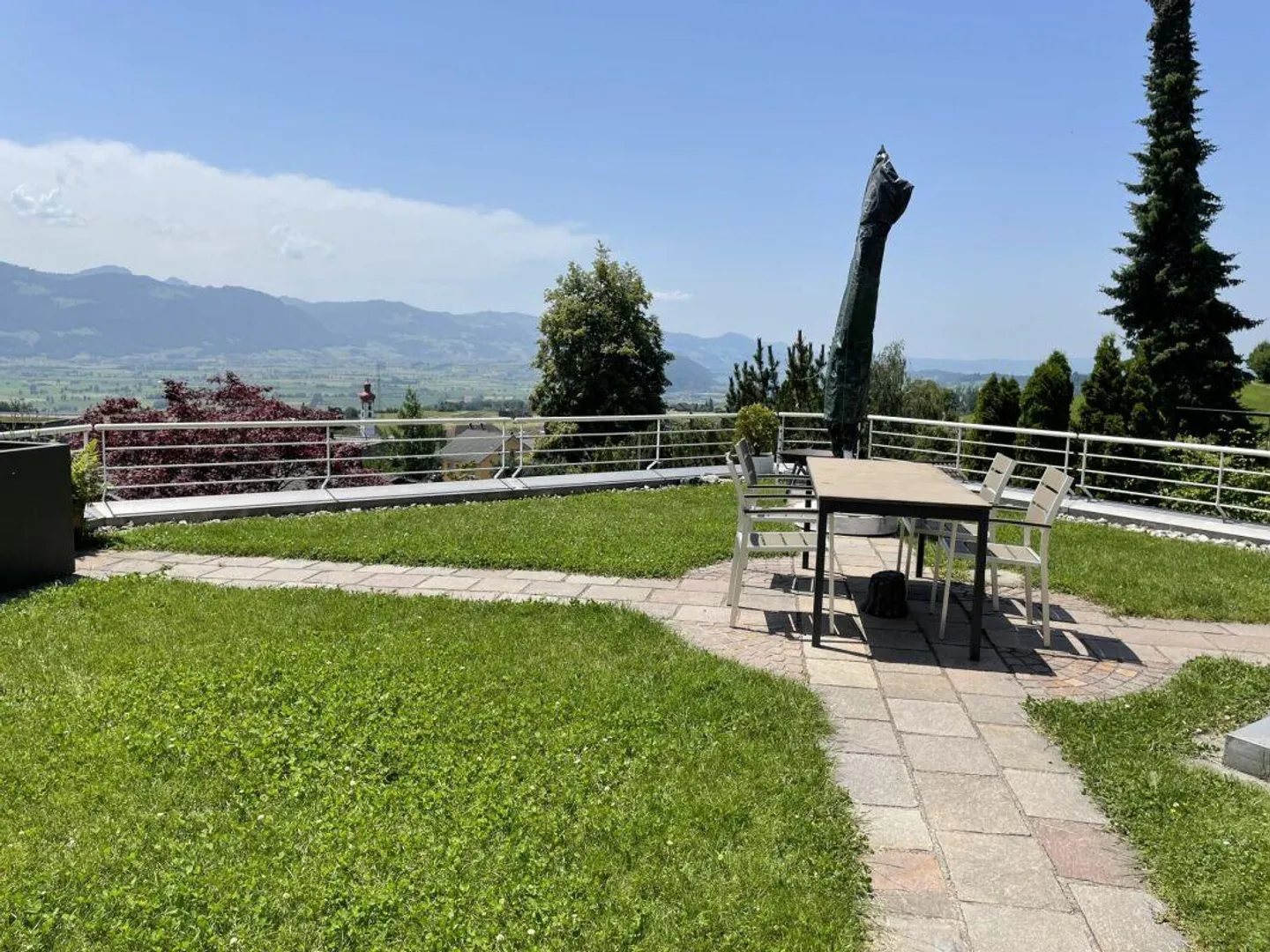 Casa intergenerazionale con 4 garage, 5 posti auto e vista mozzafiato sul lago e sulle montagne? - Foto 10 di 25
