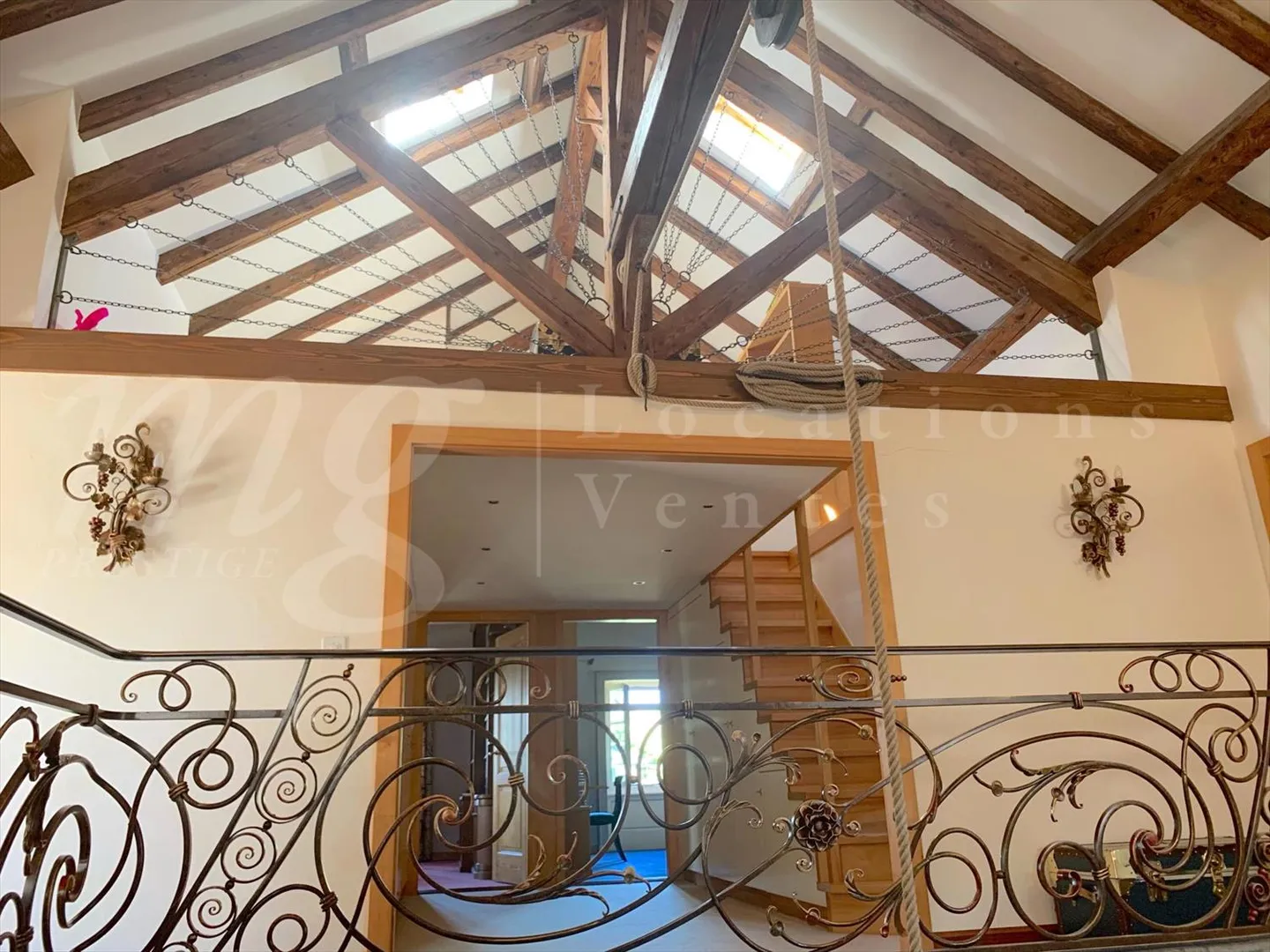 MAGNIFICA PROPRIETA' PADRONALE DI 15 STANZE - CIRCA 600 M2 - GIARDINO CON GRANDE PISCINA - Foto 6 di 10