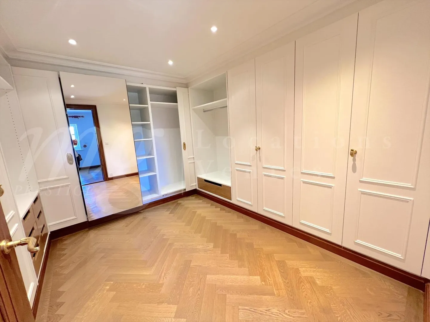 MAGNIFICA PROPRIETA' PADRONALE DI 15 STANZE - CIRCA 600 M2 - GIARDINO CON GRANDE PISCINA - Foto 8 di 10