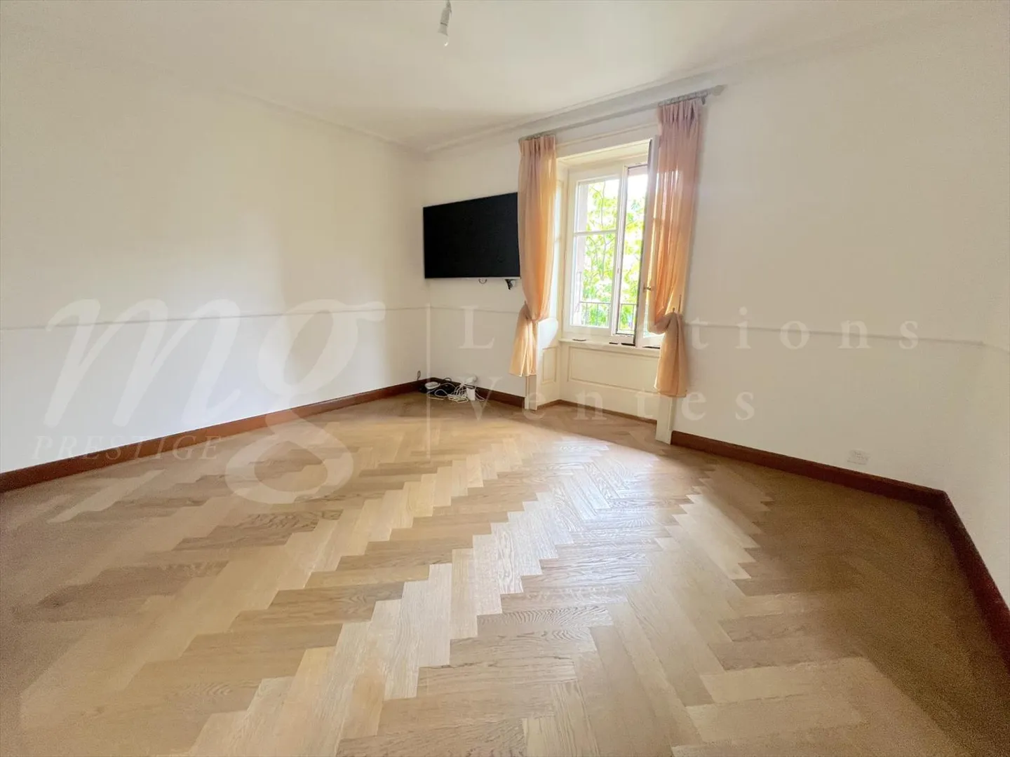 MAGNIFICA PROPRIETA' PADRONALE DI 15 STANZE - CIRCA 600 M2 - GIARDINO CON GRANDE PISCINA - Foto 9 di 10