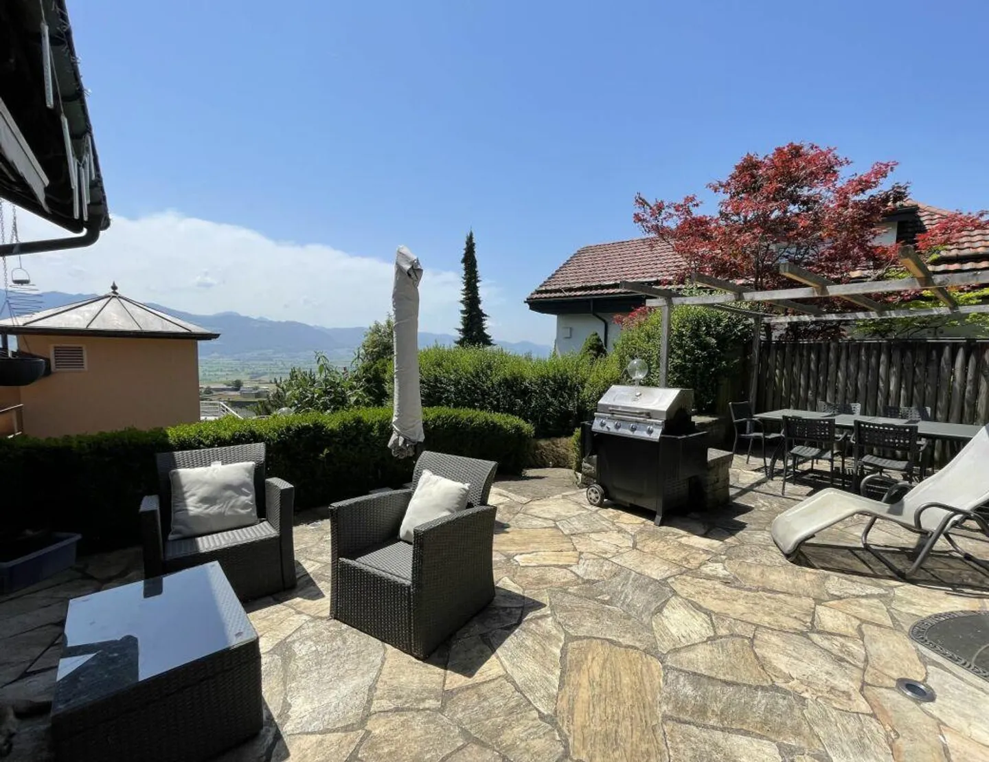 Casa intergenerazionale con 4 garage, 5 posti auto e vista mozzafiato sul lago e sulle montagne? - Foto 12 di 25