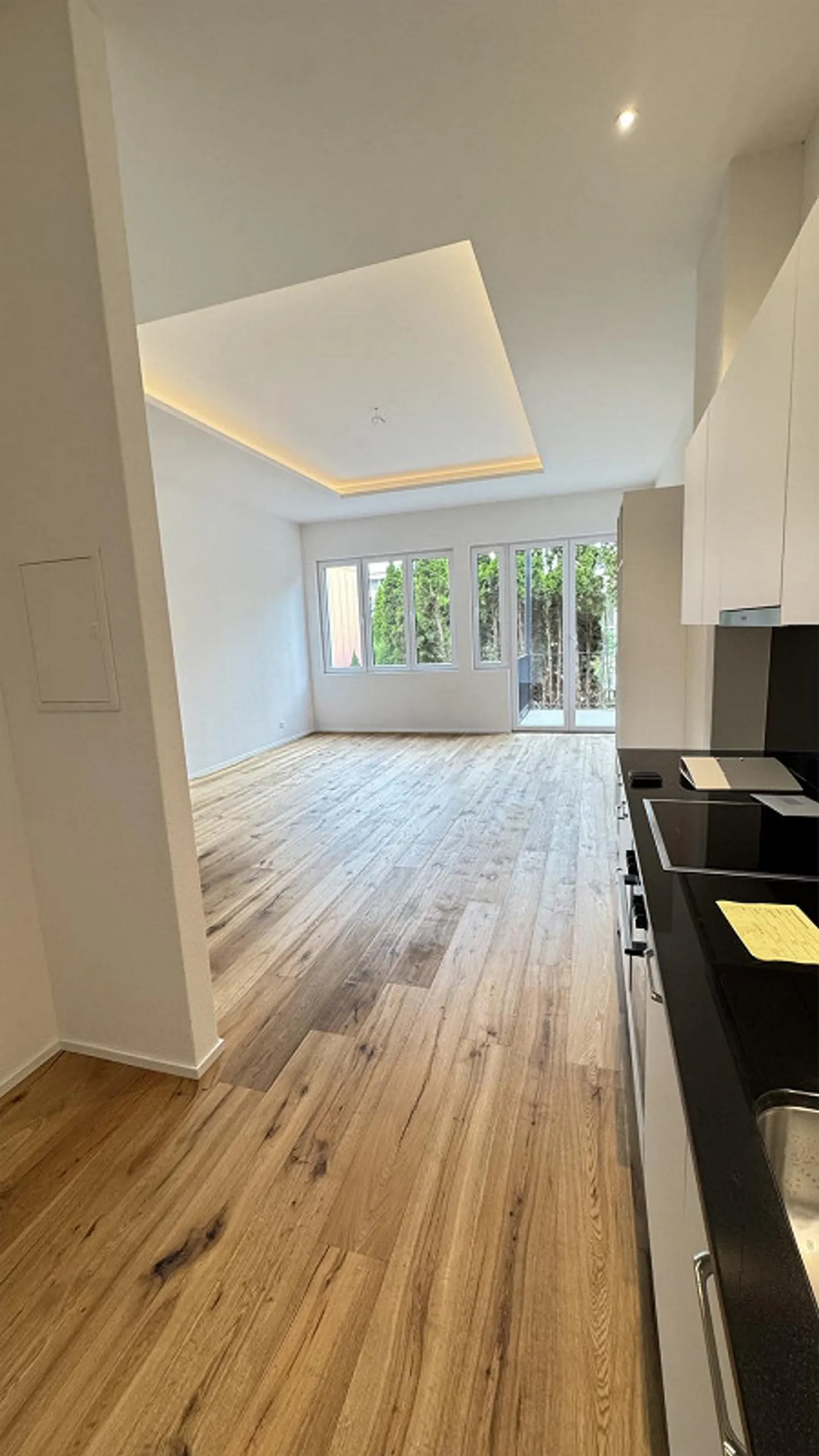 Helle 1-Zimmer-Wohnung mit hohen Decken, Balkon und Dachterrasse - Foto 2 von 6