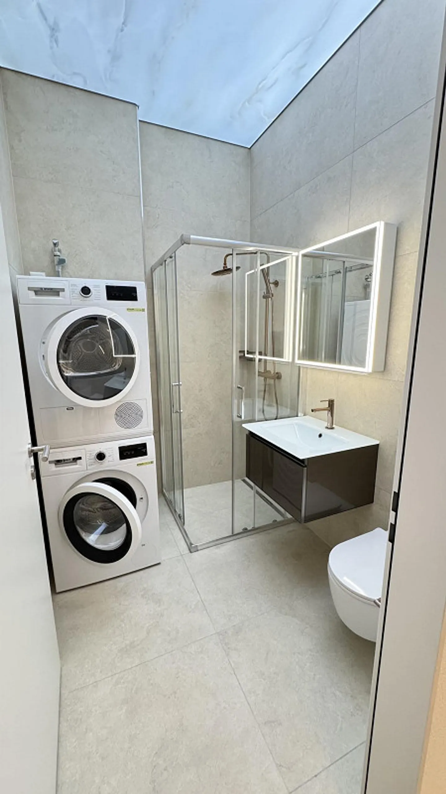 Helle 1-Zimmer-Wohnung mit hohen Decken, Balkon und Dachterrasse - Foto 3 von 6