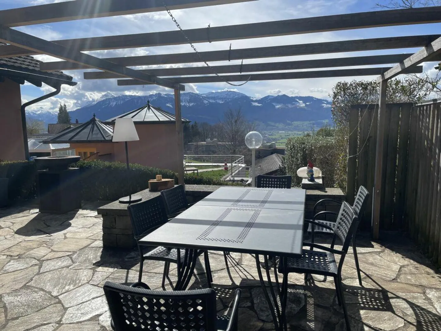 Casa intergenerazionale con 4 garage, 5 posti auto e vista mozzafiato sul lago e sulle montagne? - Foto 13 di 25