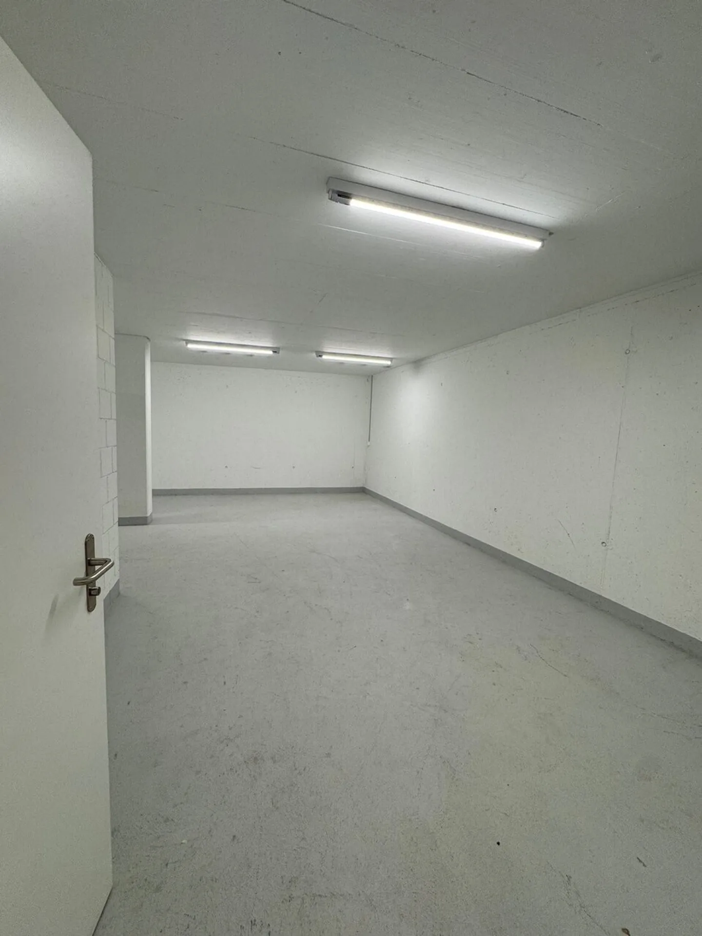 Atelier à louer - Photo 3 sur 3