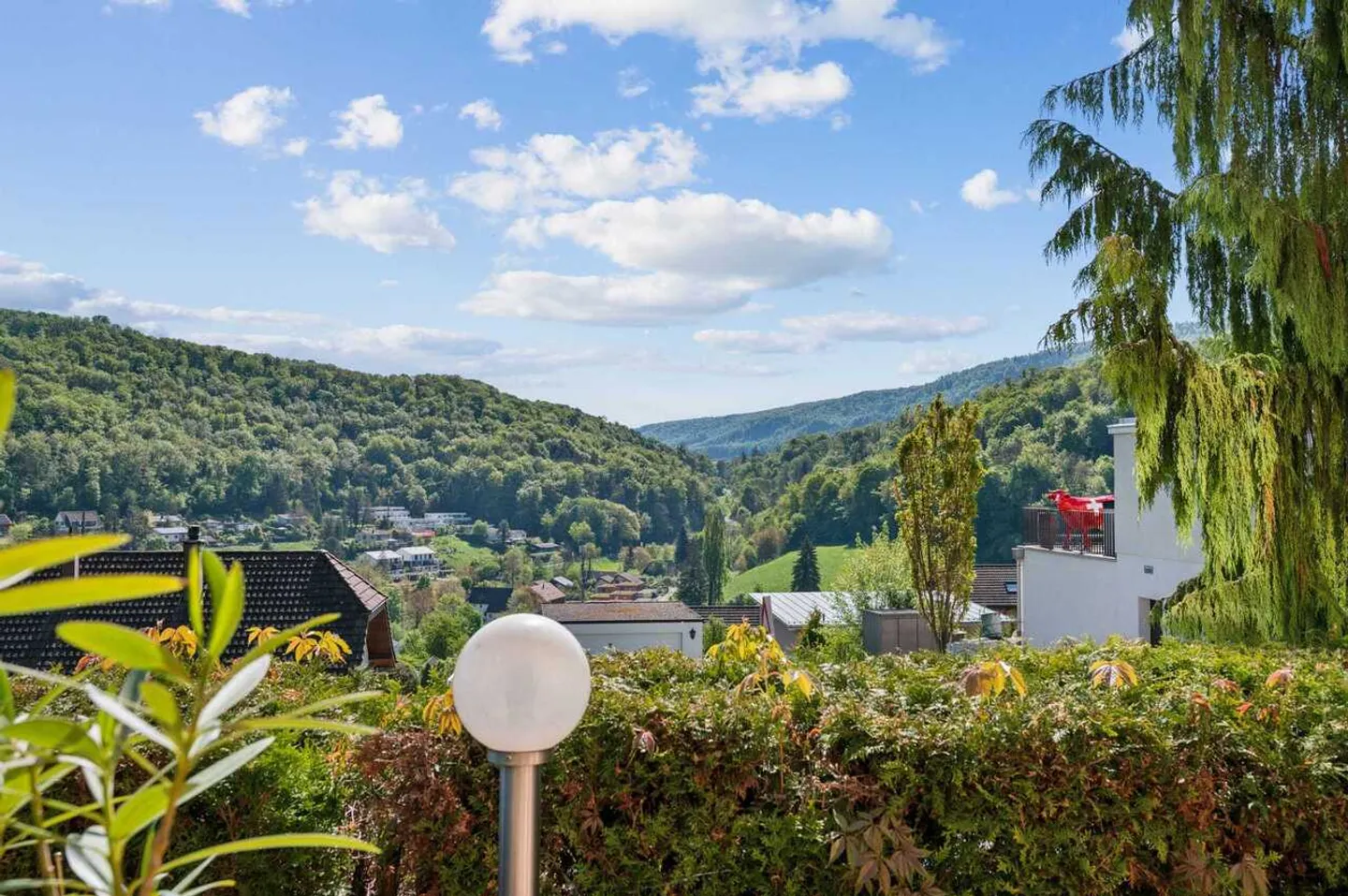 Vivere con comfort: casa unifamiliare di 6,5 stanze con giardino - Foto 6 di 13