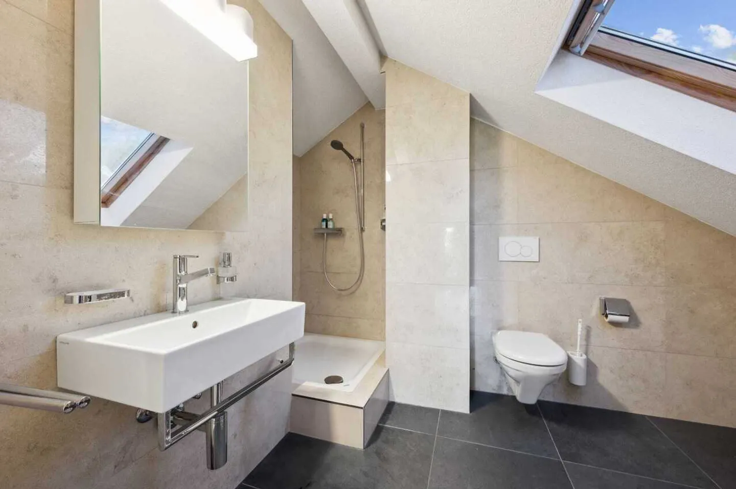 Vivere con comfort: casa unifamiliare di 6,5 stanze con giardino - Foto 12 di 13