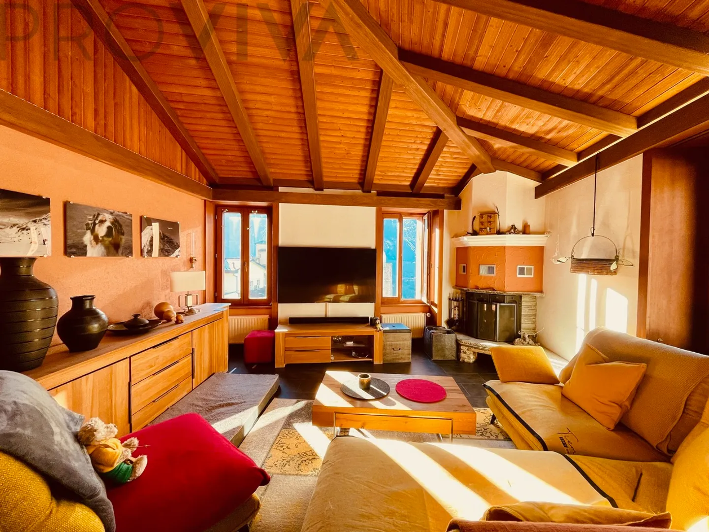 Atmosphère de vie avec caractère : cheminée, hauts plafonds et belle vue - Photo 1 sur 5