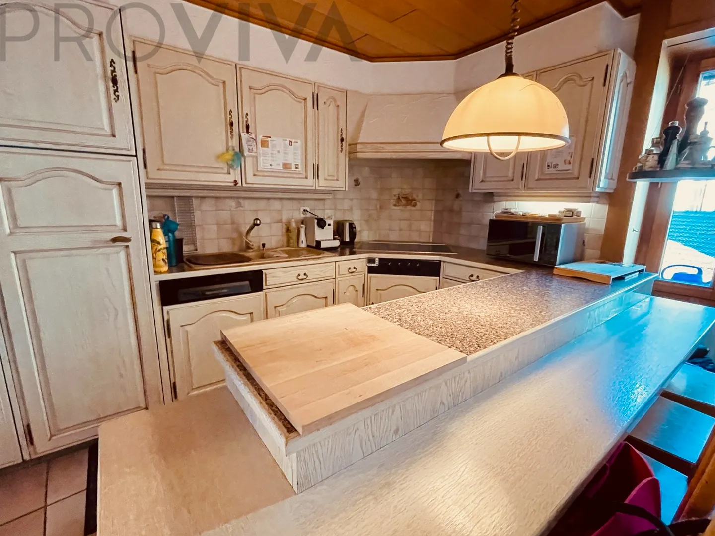 Atmosphère de vie avec caractère : cheminée, hauts plafonds et belle vue - Photo 4 sur 5