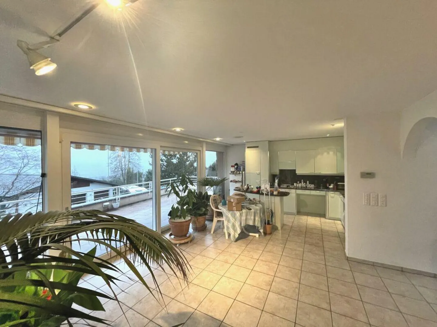 Casa intergenerazionale con 4 garage, 5 posti auto e vista mozzafiato sul lago e sulle montagne? - Foto 23 di 25