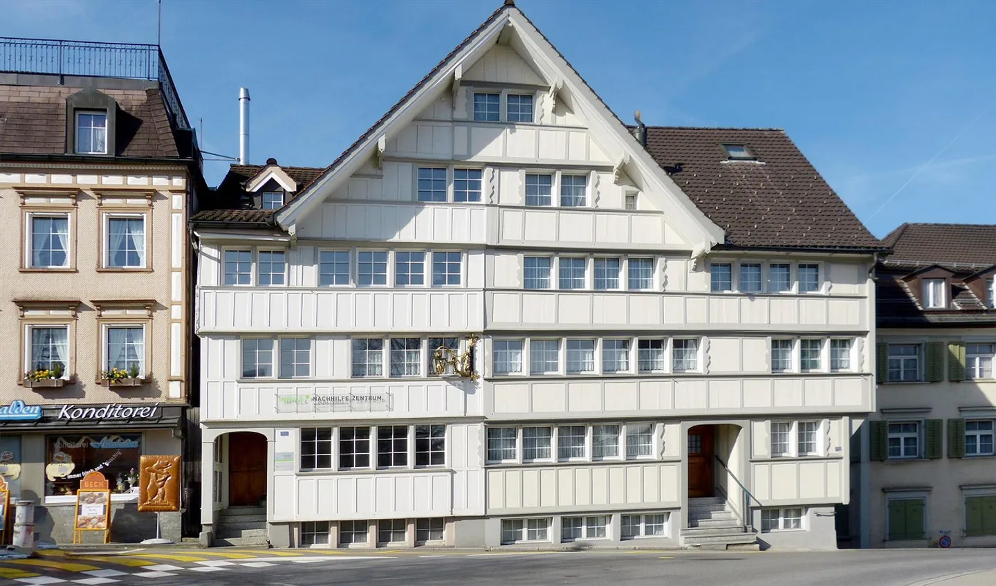 Appartement ensoleillé de 3 1/2 pièces au centre dans une maison traditionnelle d'Appenzell - Photo 1 sur 13
