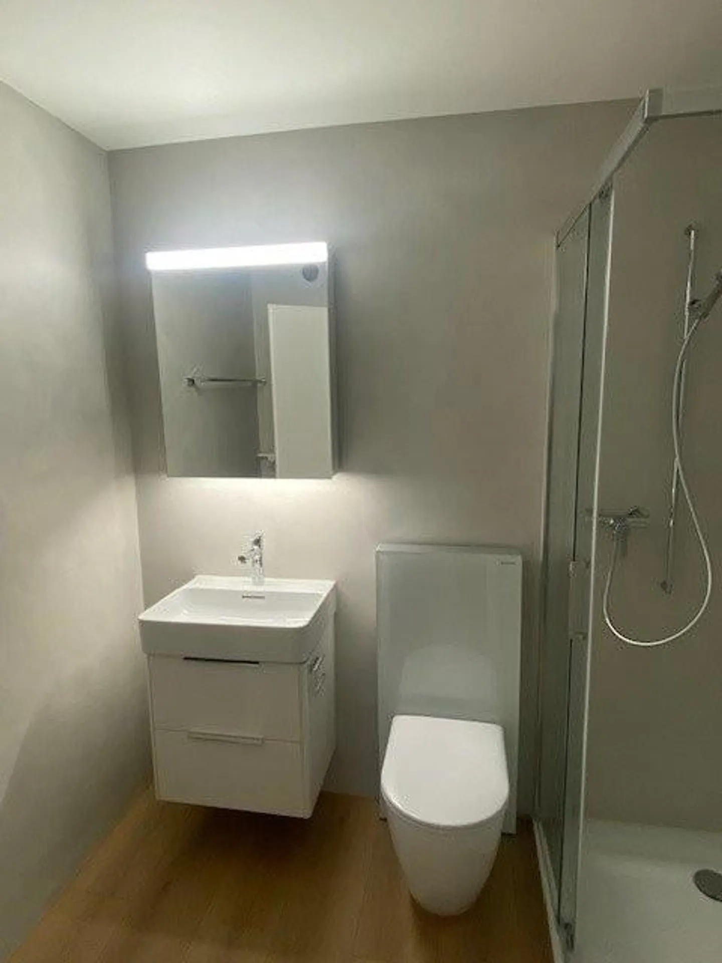 Chic, moderne et nouvellement rénové - Photo 3 sur 4