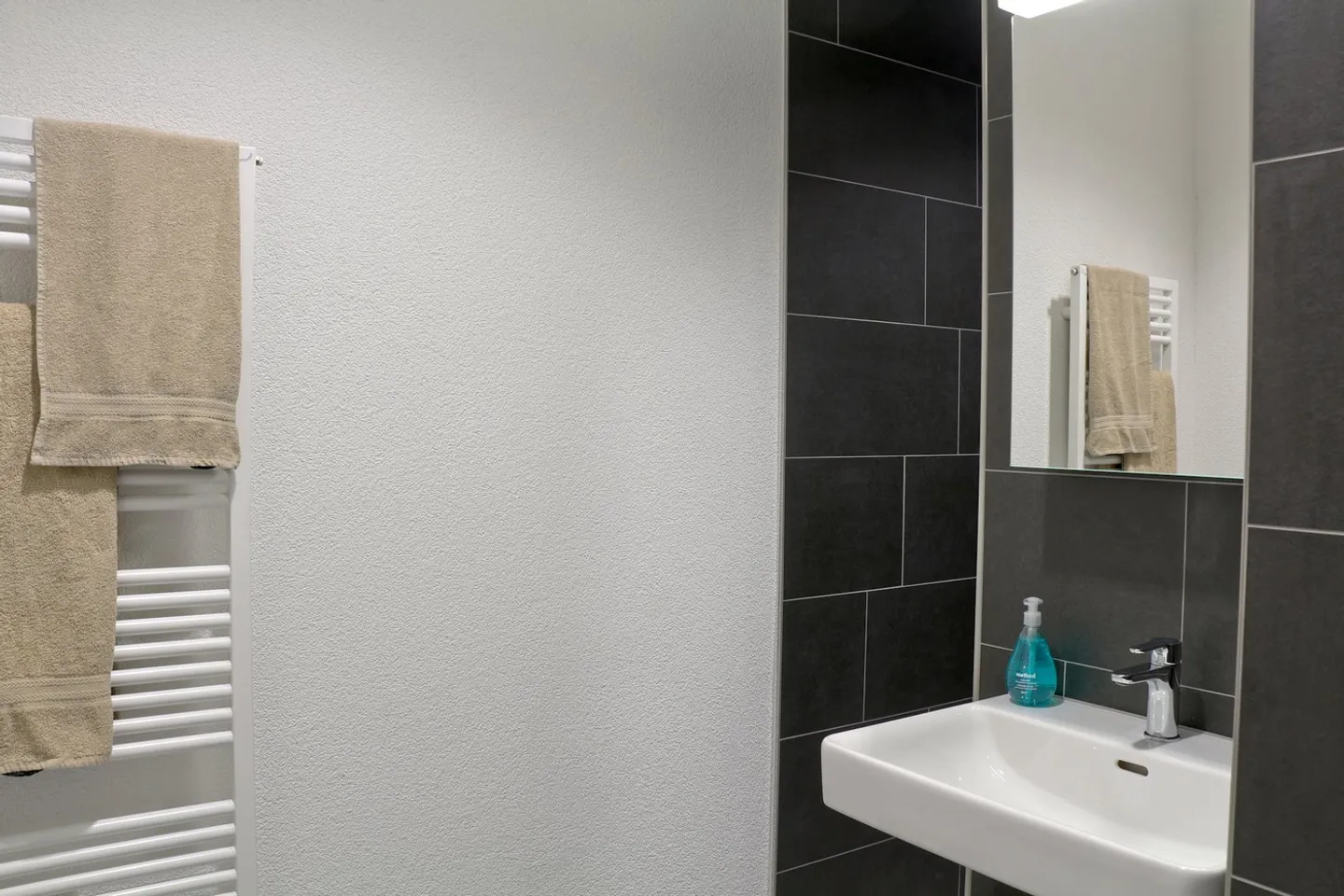 Camera moderna e arredata - Foto 2 di 3