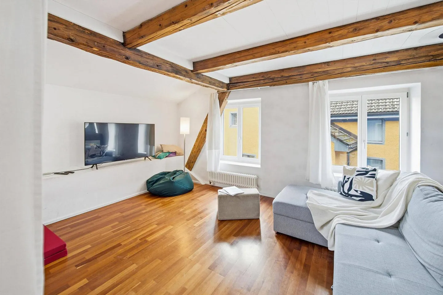HISTORICAL 6-ROOM MAISONETTE WITH ROOFTERRACE AND LOFT CHARACTER IN LAUPEN ZH - Photo 2 of 5
