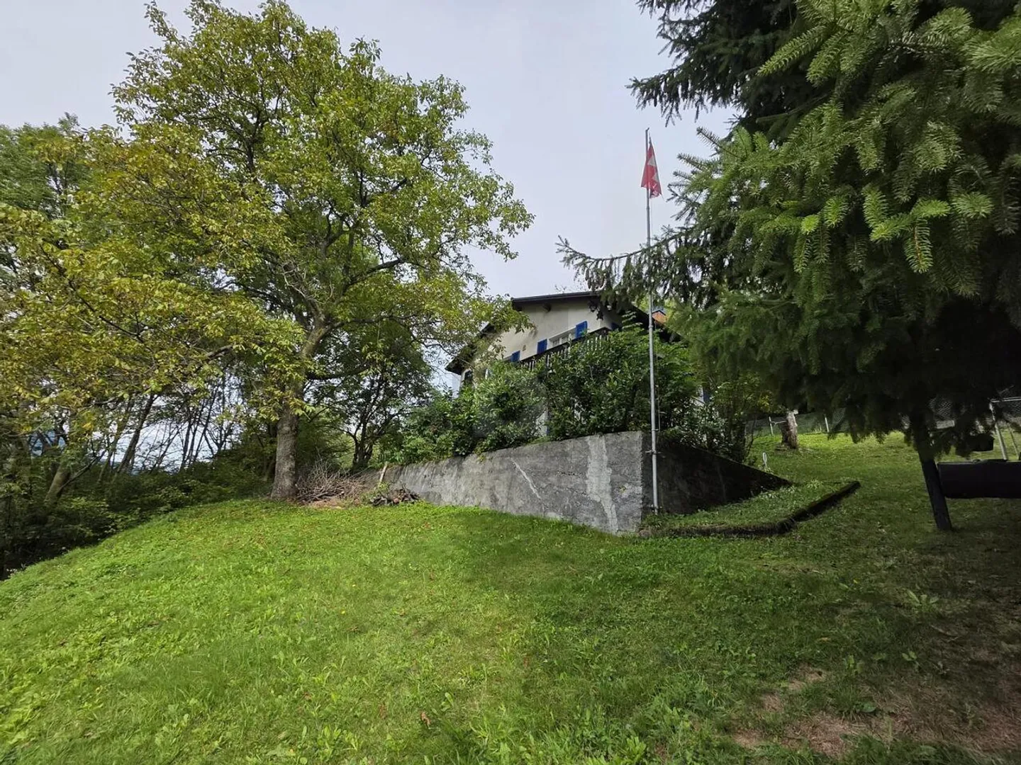 SOLEGGIATA IN POSIZIONE TRANQUILLA TRA LA NATURA - Foto 1 di 5