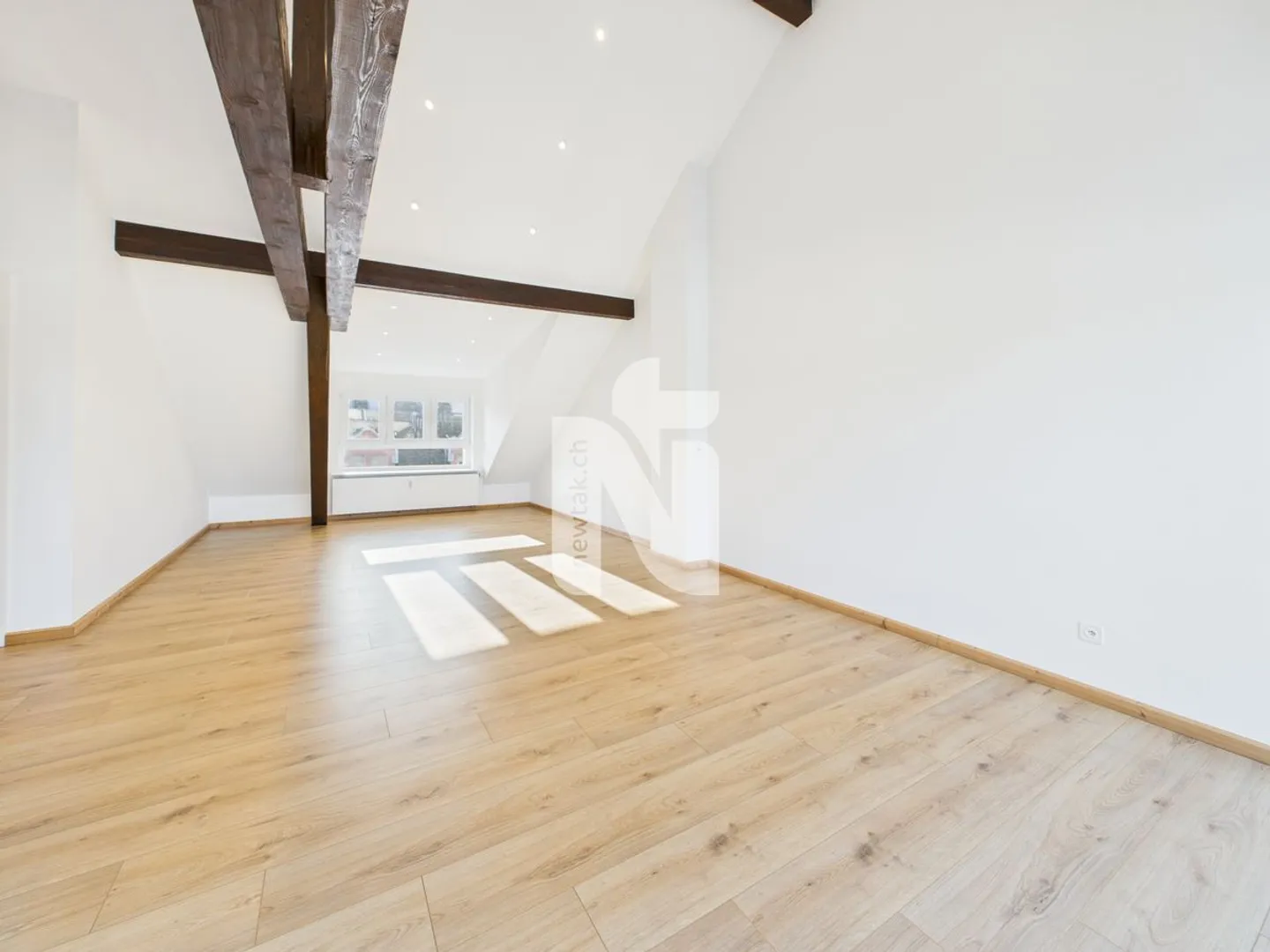 Charmante 3.5-Zimmer-Attikawohnung mit grossem Balkon und direktem Liftzugang - über den Dächern von Basel - Foto 3 von 9