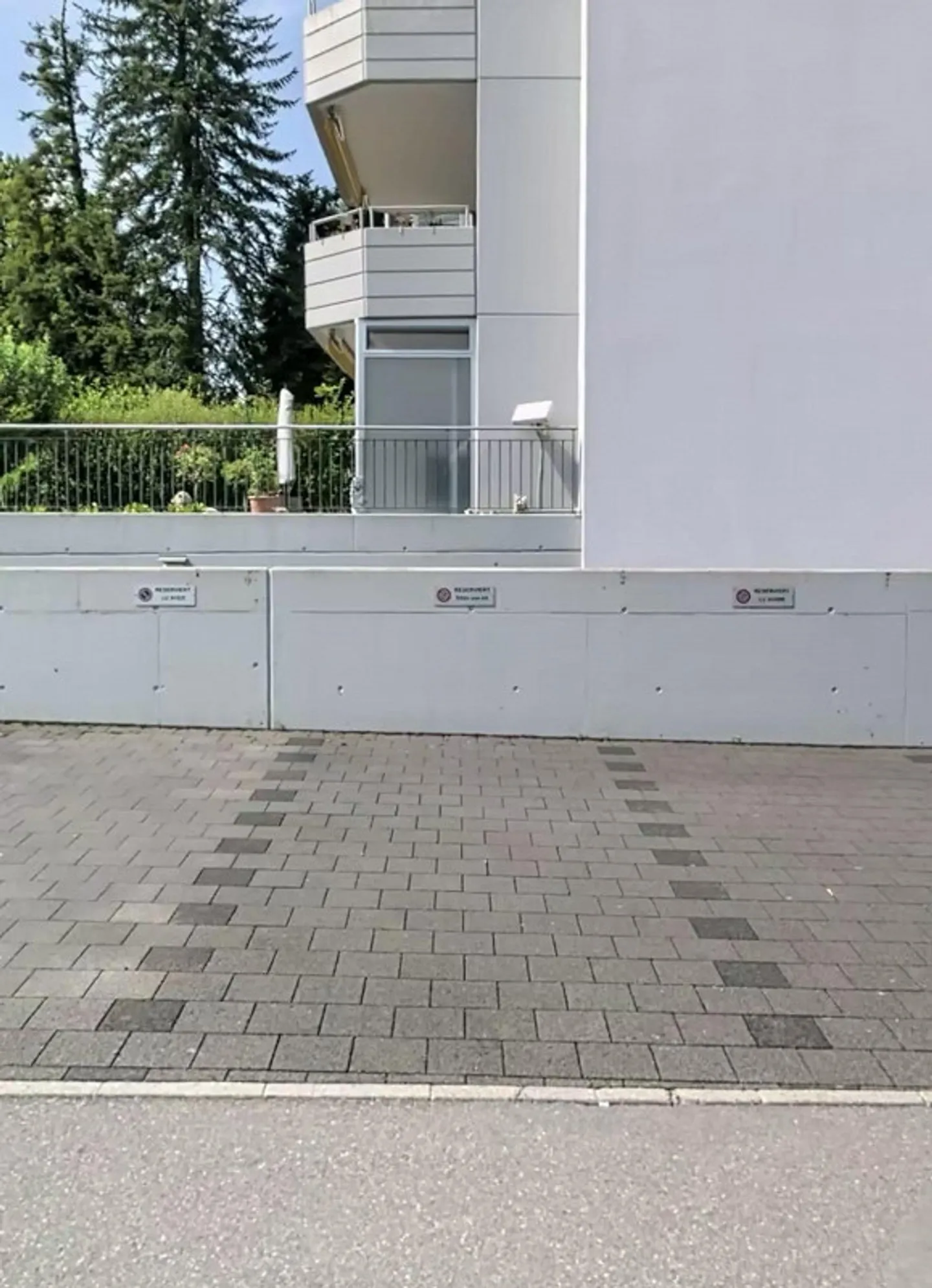 Parcheggio esterno in una posizione di collegamento ottimale - Foto 1 di 1