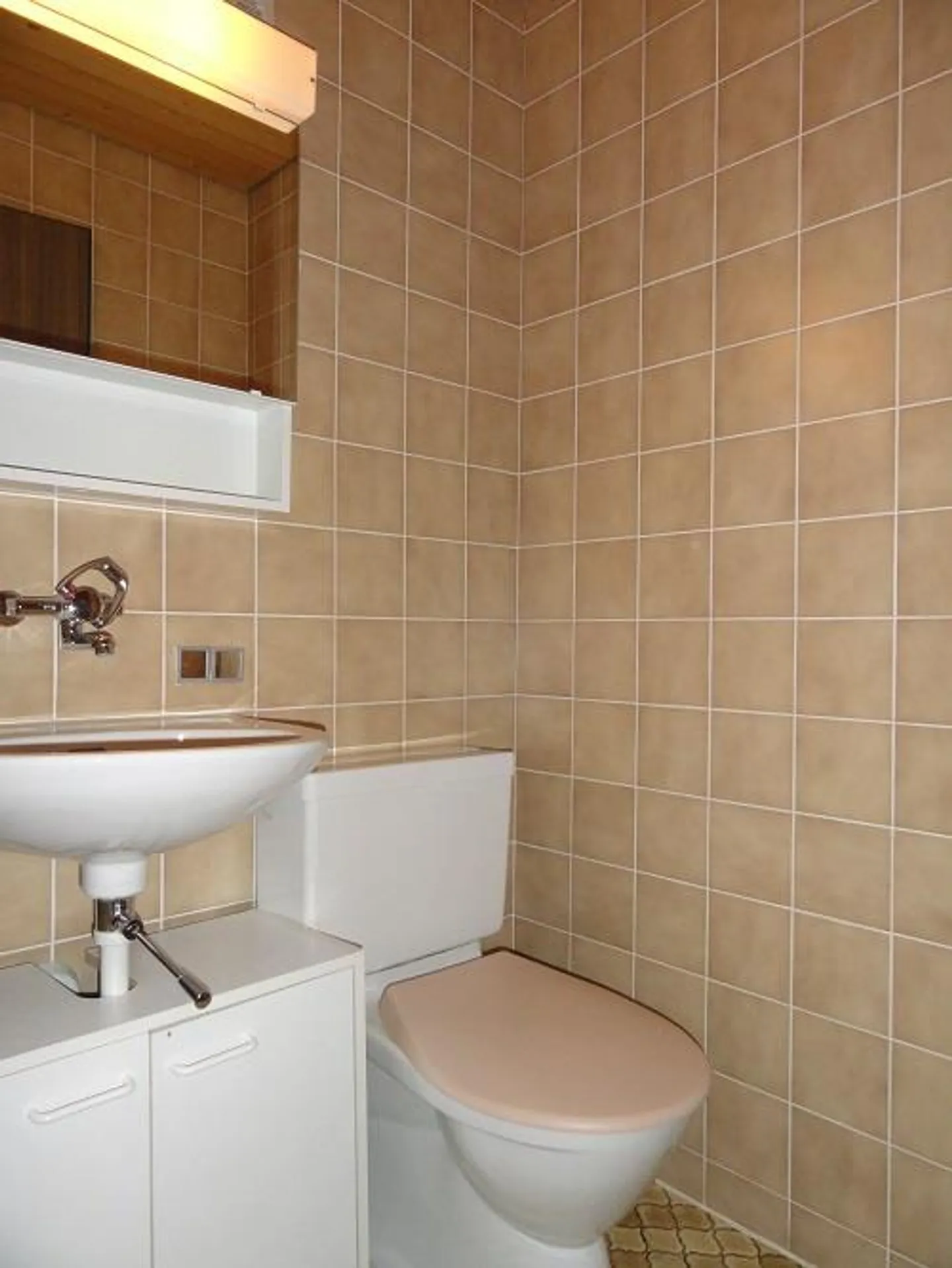 Cozy Attic Apartment with Gallery - Photo 9 of 12