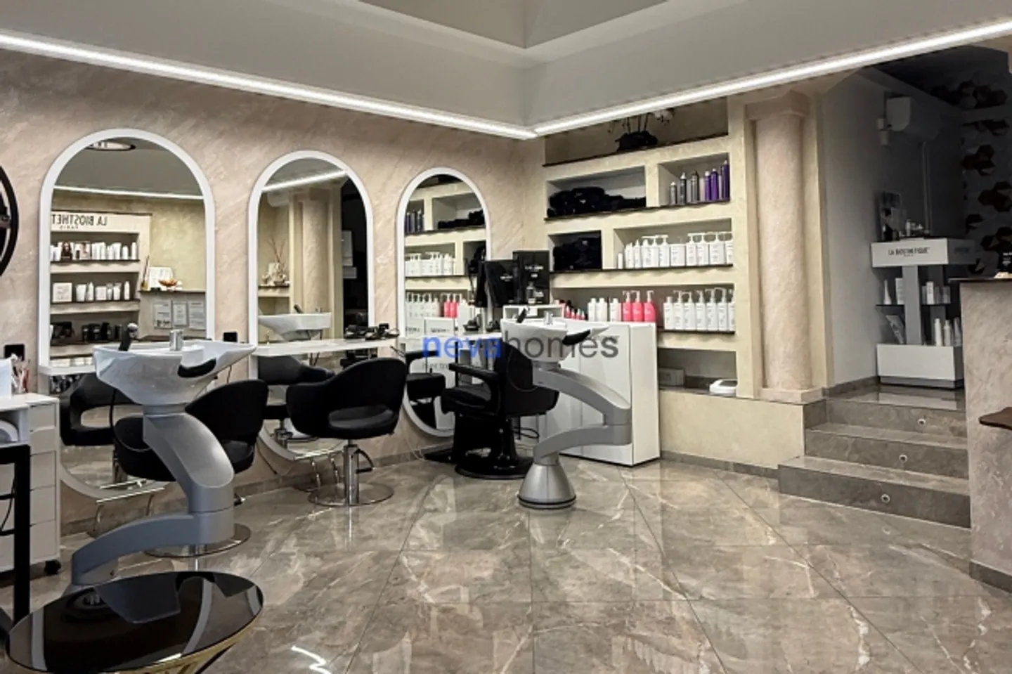 Moderner Beauty-Salon in Wettingen - Foto 1 von 11