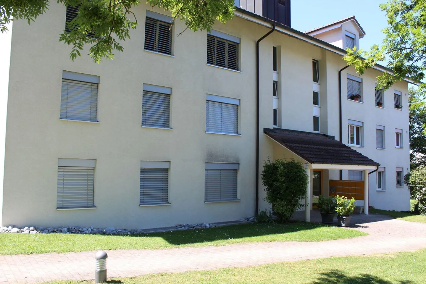 Beautiful 2.5 room apartment with patio in a quiet location - Photo 3 of 10