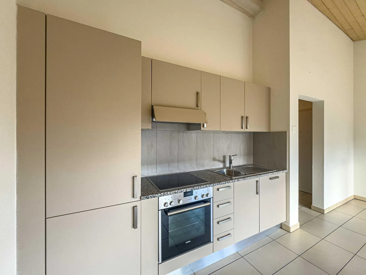 Building of 6 apartments in Stabio - Photo 2 of 8