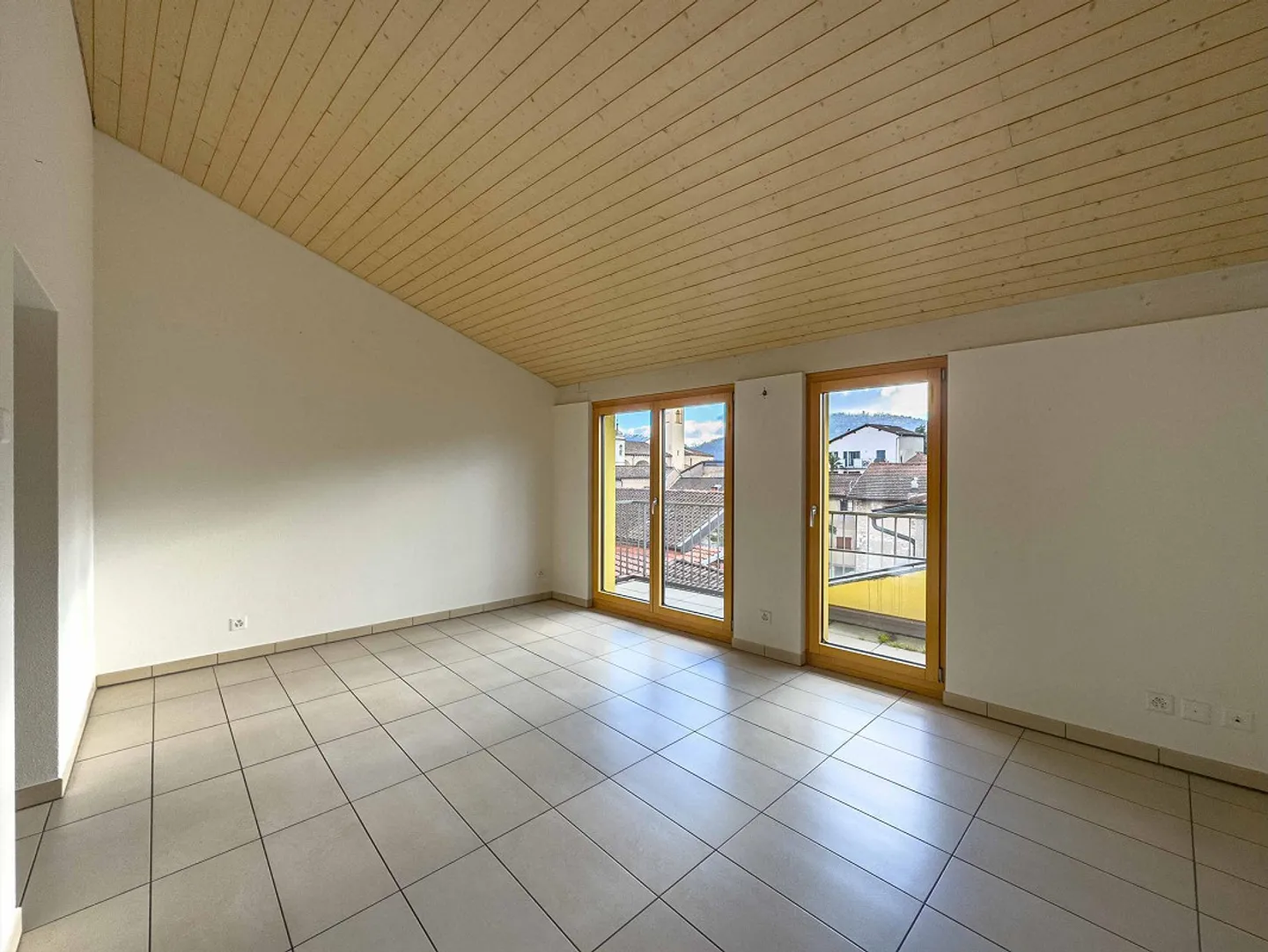Building of 6 apartments in Stabio - Photo 1 of 8