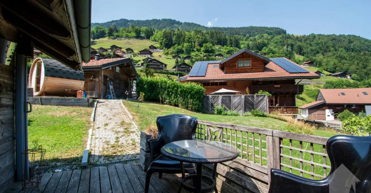 Val-d'Illiez, magnificent chalet with 3 apartments - Photo 2 of 13