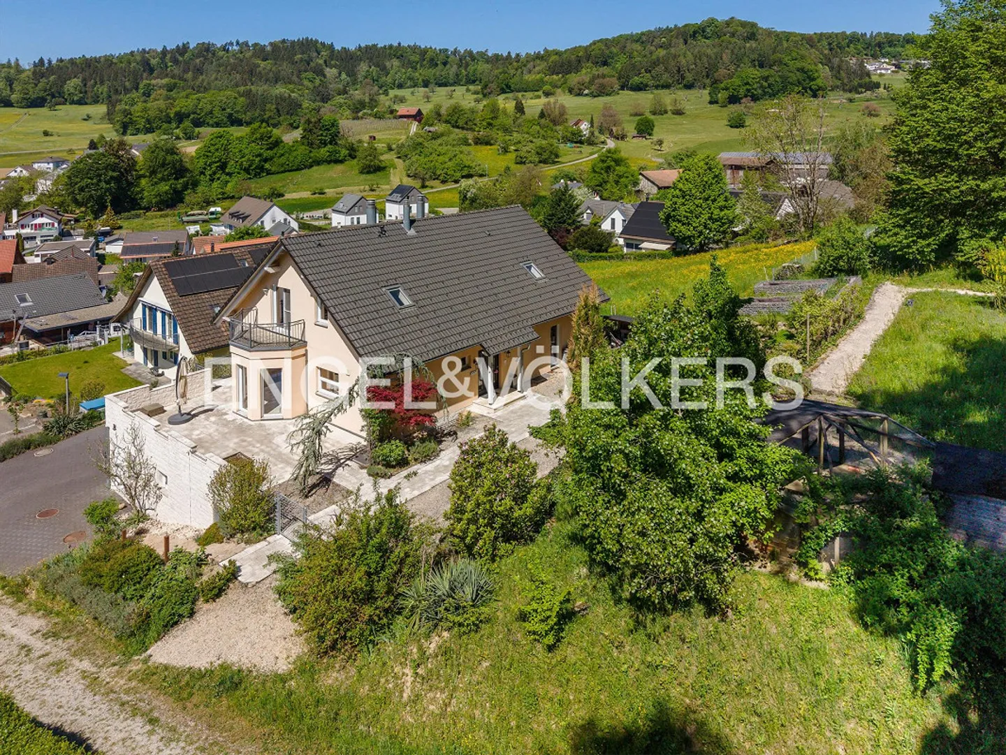 Maison individuelle attrayante avec un appartement séparé et beaucoup d'espace extérieur - Photo 1 sur 7