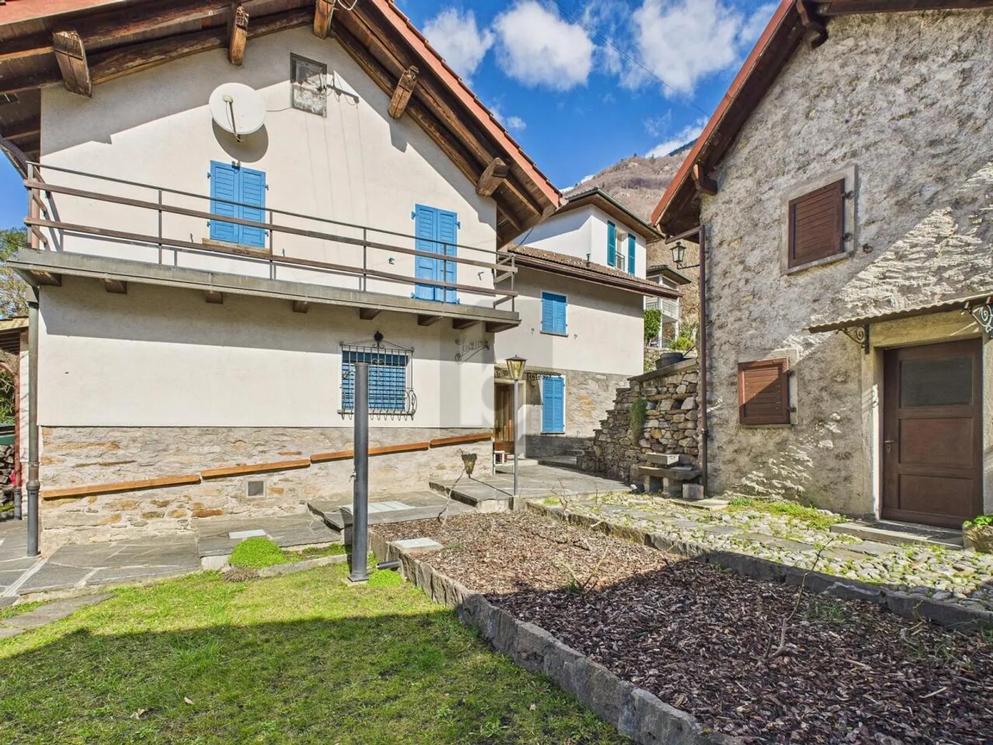 SPACIOUS AND SUNNY WITH GARDEN - Photo 1 of 6