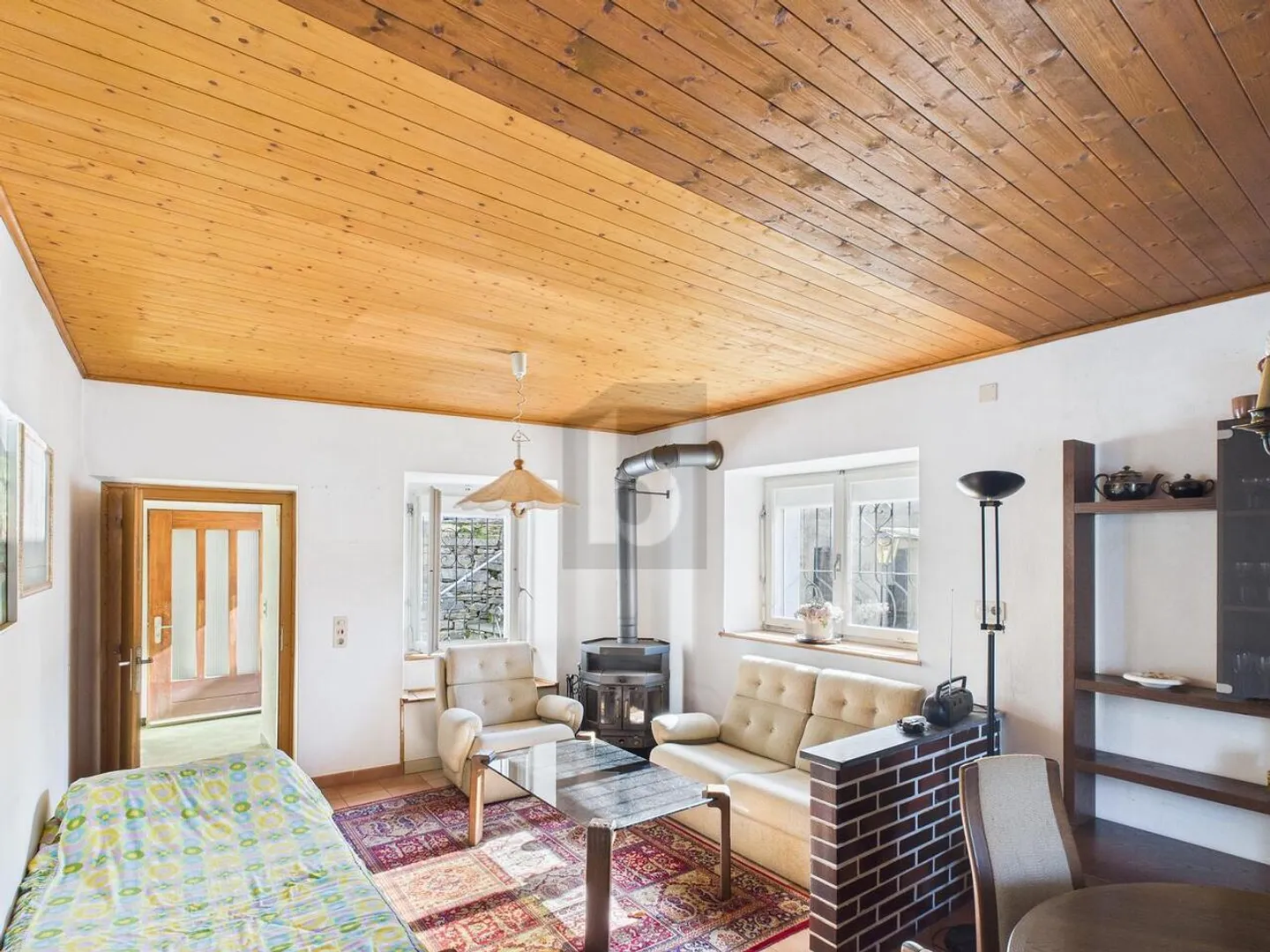 SPACIOUS AND SUNNY WITH GARDEN - Photo 4 of 6