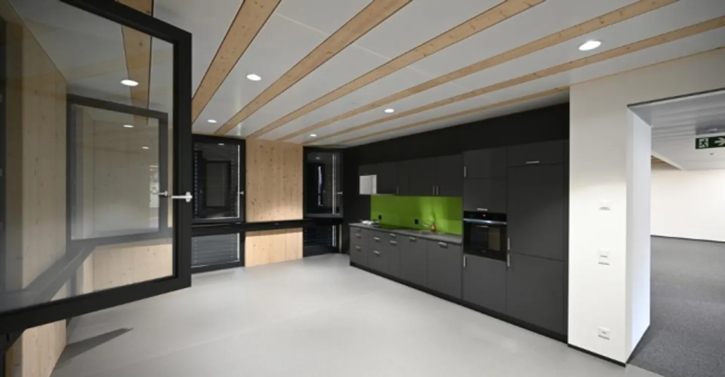 Bâtiment Mixte Moderne - Photo 2 sur 6