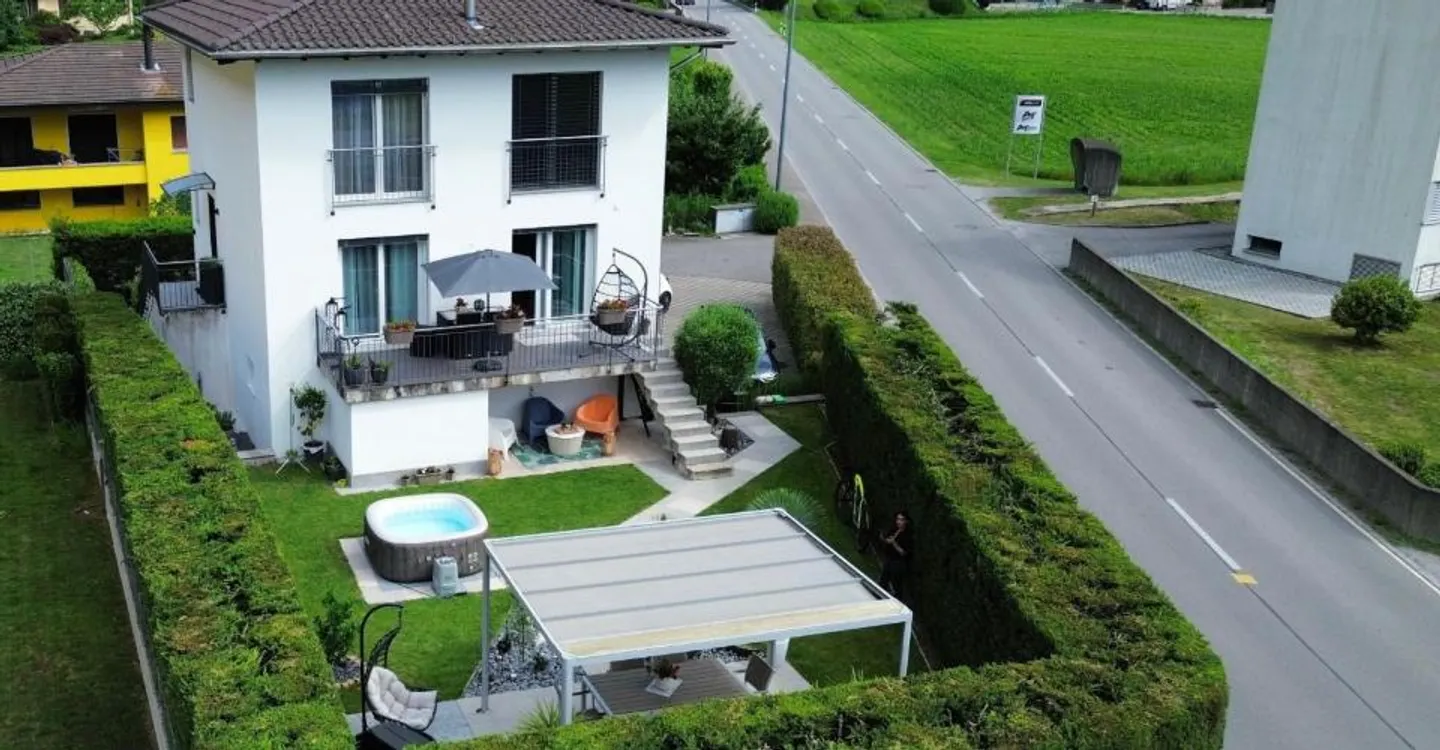 Casa indipendente di 6,5 locali con giardino esclusivo e volumi generosi - Foto 1 di 13