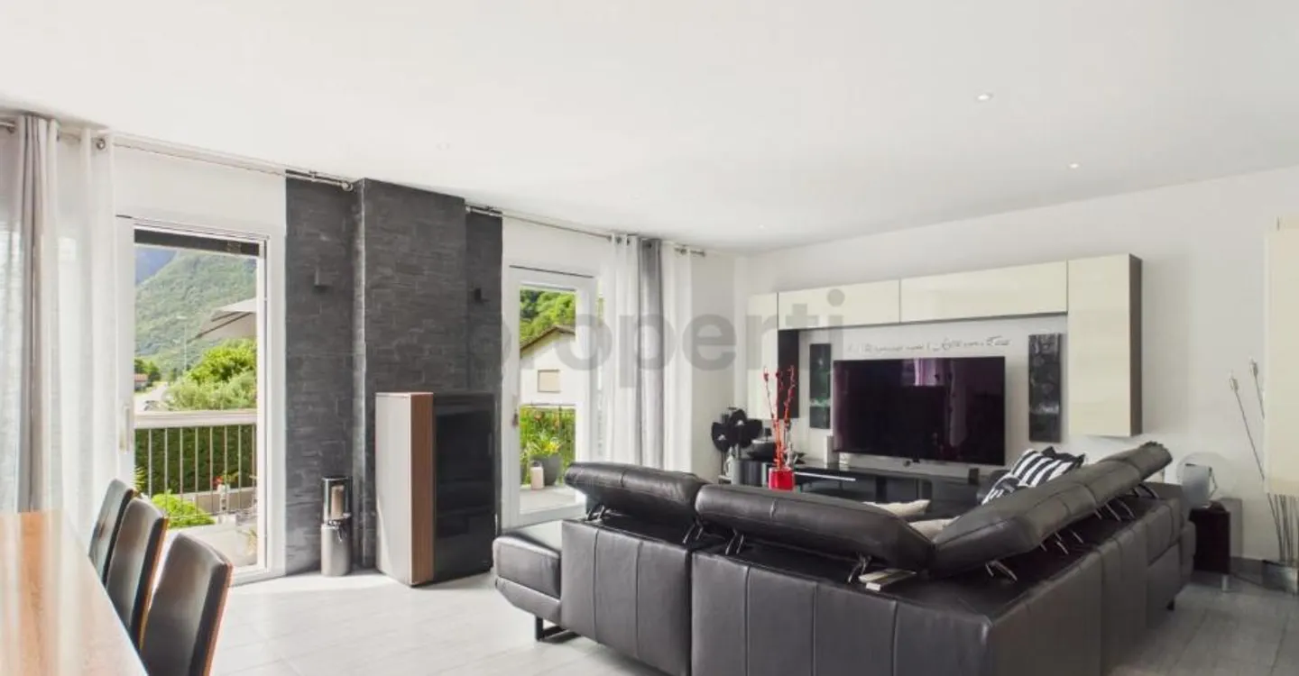 Casa indipendente di 6,5 locali con giardino esclusivo e volumi generosi - Foto 2 di 13