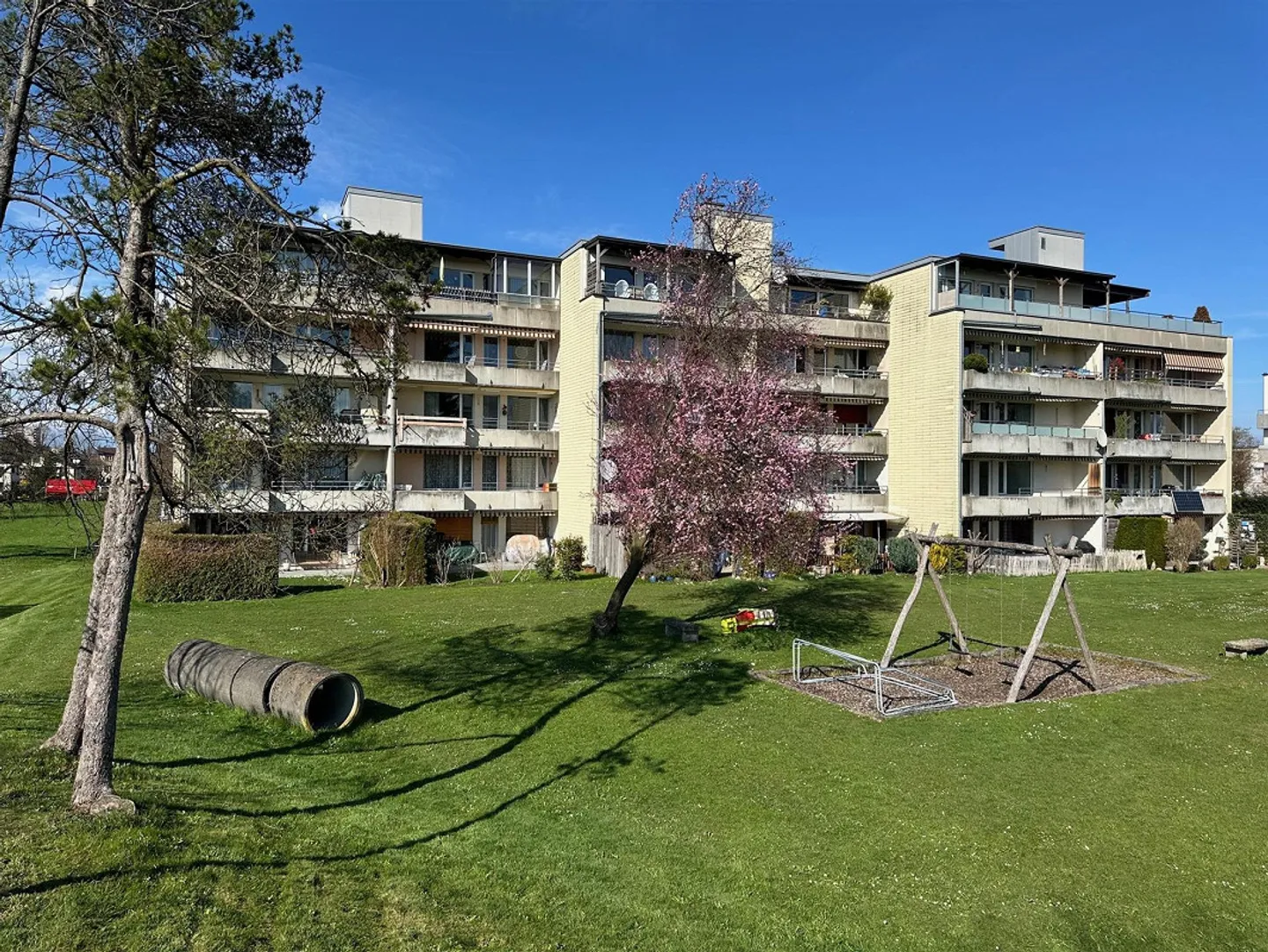Sunny 5.5-room apartment in a quiet location with a view of Lake Constance - Photo 1 of 10