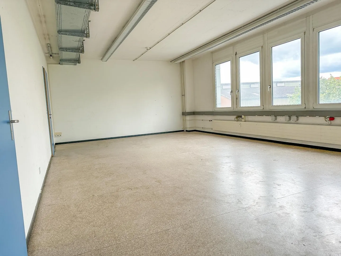 Heller 48 m² Gewerberaum im 2. OG in Reinach mieten - Foto 3 di 5