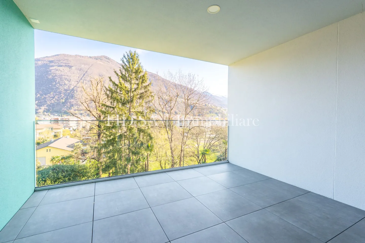 LOSONE - Zona residenziale moderna vicino ad Ascona con due terrazze - Foto 2 di 11