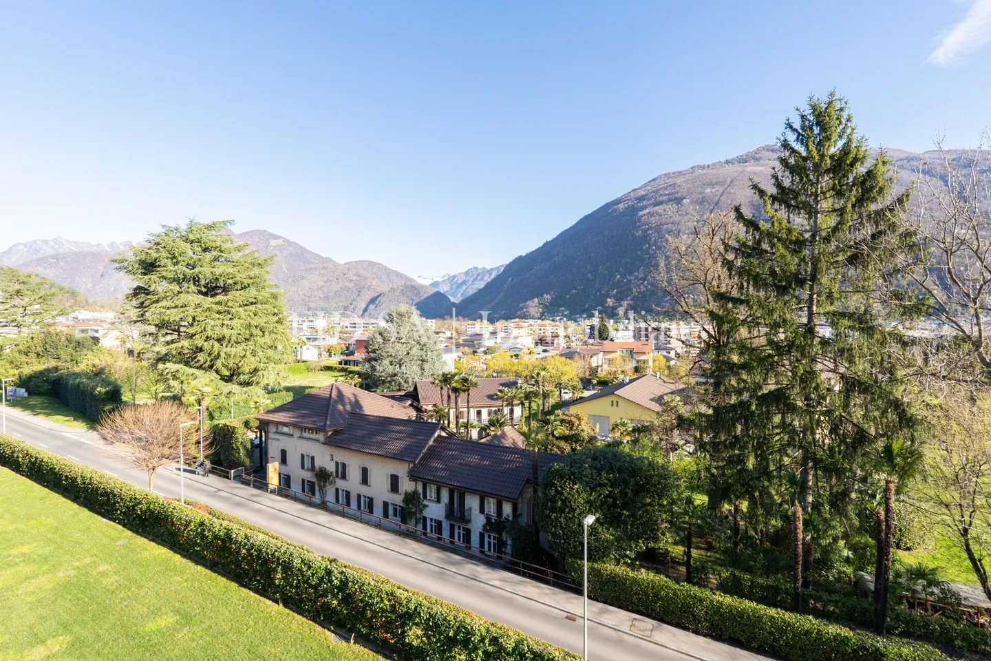 LOSONE - Zona residenziale moderna vicino ad Ascona con due terrazze - Foto 3 di 11
