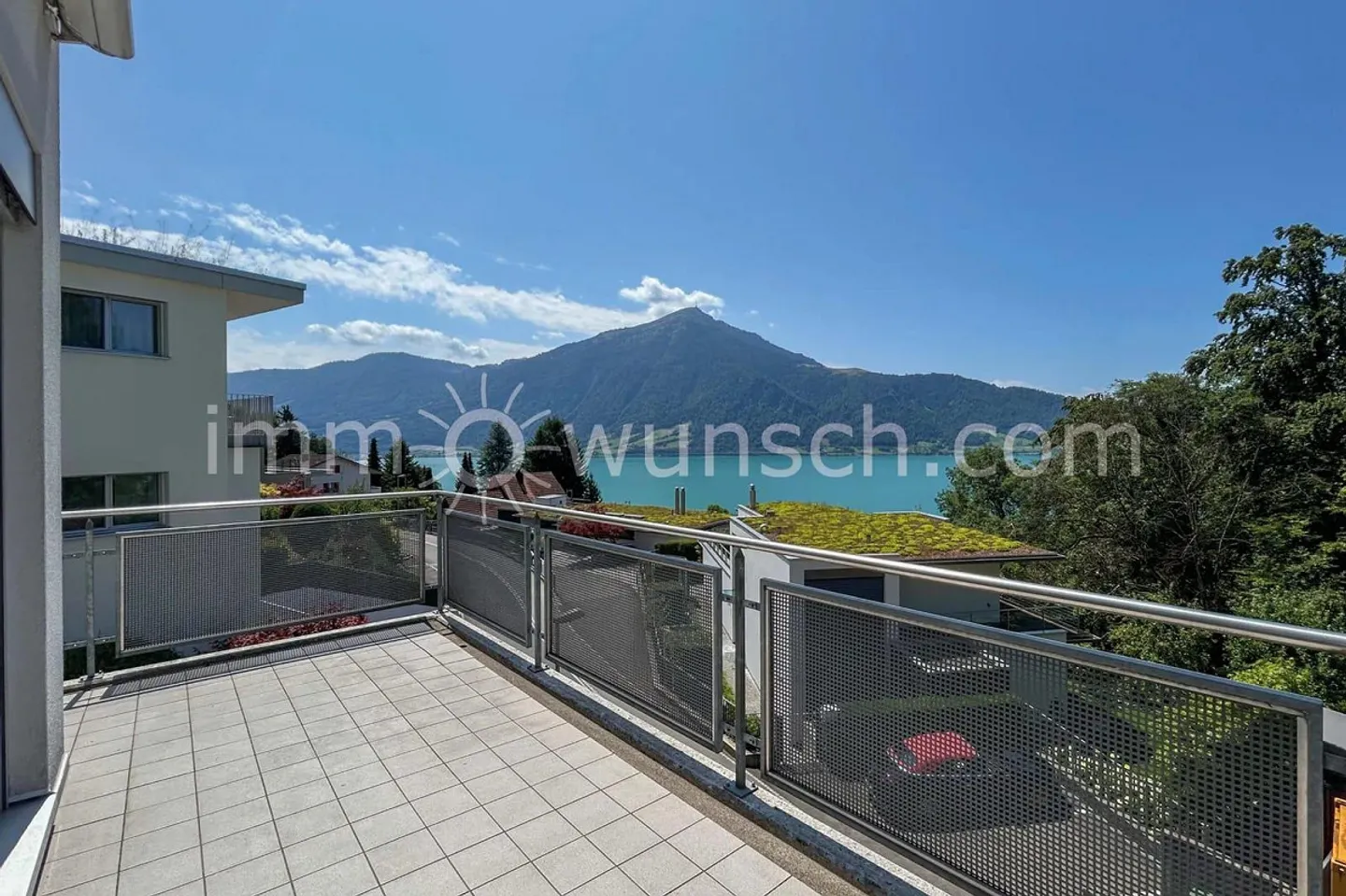 Appartement en terrasse de 4,5 pièces avec vue sur le lac à Walchwil à louer - Photo 1 sur 11