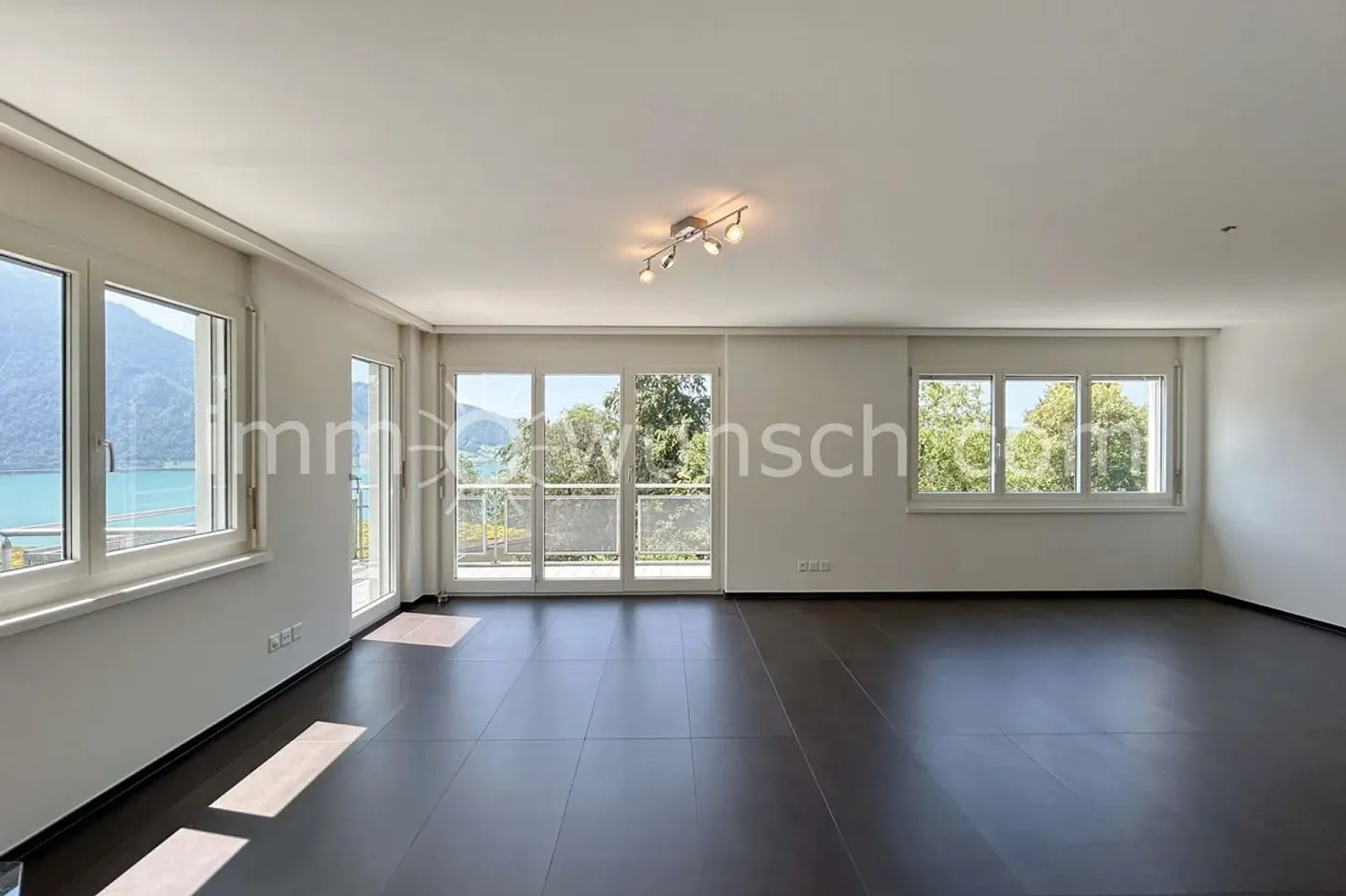 Appartement en terrasse de 4,5 pièces avec vue sur le lac à Walchwil à louer - Photo 2 sur 11