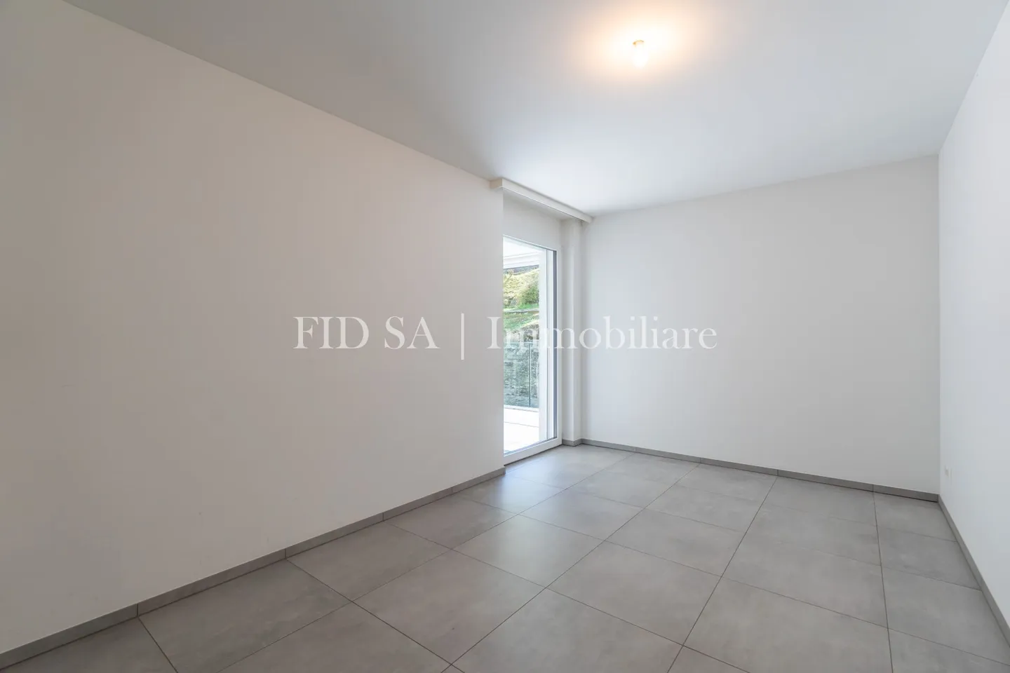 LOSONE - Zona residenziale moderna vicino ad Ascona con due terrazze - Foto 8 di 11